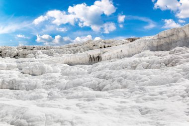 Traverten havuzları ve teraslar Pamukkale, Türkiye'de bir güzel yaz günü