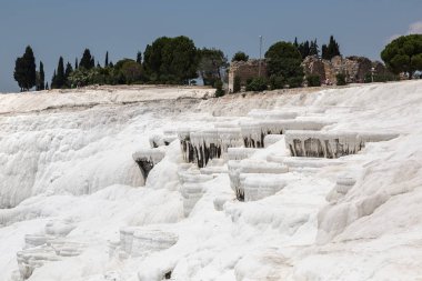 Traverten havuzları ve teraslar Pamukkale, Türkiye'de bir güzel yaz günü