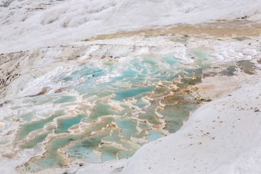 Traverten havuzları ve teraslar Pamukkale, Türkiye'de bir güzel yaz günü