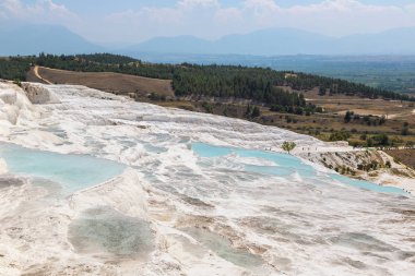 Traverten havuzları ve teraslar Pamukkale, Türkiye'de bir güzel yaz günü