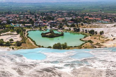 Traverten havuzları ve teraslar Pamukkale, Türkiye'de bir güzel yaz günü