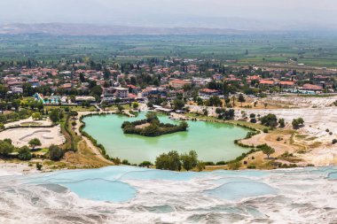 Traverten havuzları ve teraslar Pamukkale, Türkiye'de bir güzel yaz günü