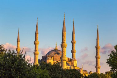 Cami (Sultan Ahmet Camii) Istanbul, Türkiye'de güzel bir yaz gecesi mavi
