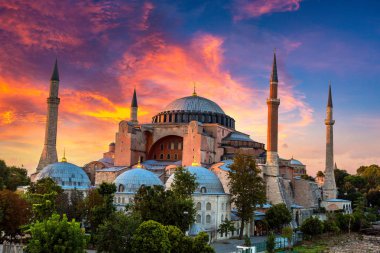 Ayasofya Müzesi (Ayasofya) Istanbul, Türkiye'de Sultan Ahmet parkında bir güzel yaz gecesi