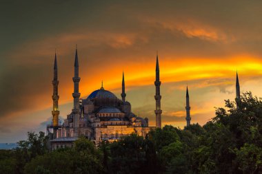 Cami (Sultan Ahmet Camii) Istanbul, Türkiye'de güzel bir yaz gecesi mavi