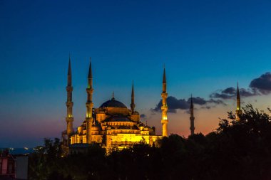 Cami (Sultan Ahmet Camii) Istanbul, Türkiye'de güzel bir yaz gecesi mavi