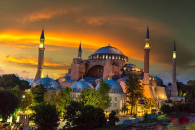 Ayasofya Müzesi (Ayasofya) Istanbul, Türkiye'de Sultan Ahmet parkında bir güzel yaz gecesi