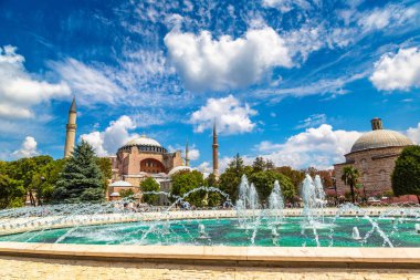 Ayasofya'nın ve bir güzel yaz günü Istanbul, Türkiye'de çeşme