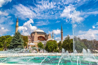 Ayasofya'nın ve bir güzel yaz günü Istanbul, Türkiye'de çeşme