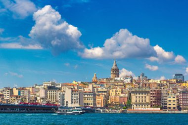 Galata Kulesi ve Körfez Haliç, Istanbul, Türkiye ile Cityscape güzel yaz gün