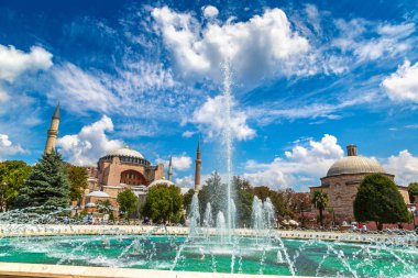 Ayasofya'nın ve bir güzel yaz günü Istanbul, Türkiye'de çeşme