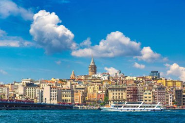 Galata Kulesi ve Körfez Haliç, Istanbul, Türkiye ile Cityscape güzel yaz gün