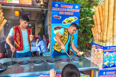 Istanbul, Türkiye - 22 Haziran 2018: Bir yaz günü Istanbul'da geleneksel Türk dondurma satıcı