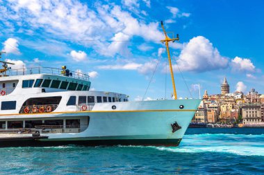 Yolcu gemisi ve Galata Kulesi ve Haliç, Istanbul'da bir güzel yaz günü'Körfezi