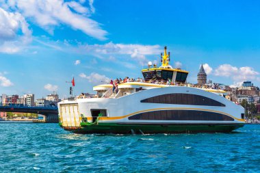 Yolcu gemisi ve Galata Kulesi ve Haliç, Istanbul'da bir güzel yaz günü'Körfezi