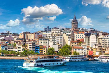 Galata Kulesi ve Körfez Haliç, Istanbul, Türkiye ile Cityscape güzel yaz gün