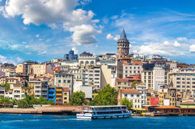 Galata Kulesi ve Körfez Haliç, Istanbul, Türkiye ile Cityscape güzel yaz gün