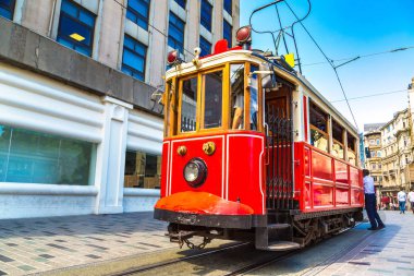 Bir yaz günü Istanbul, Türkiye'de Taksim Istiklal Caddesi'ndeki tramvay Retro