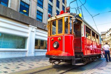 Bir yaz günü Istanbul, Türkiye'de Taksim Istiklal Caddesi'ndeki tramvay Retro