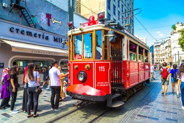 Istanbul, Türkiye - 14 Mayıs: Retro tramvay Istanbul, Türkiye'de Taksim Istiklal Caddesi'nde bir yaz günü