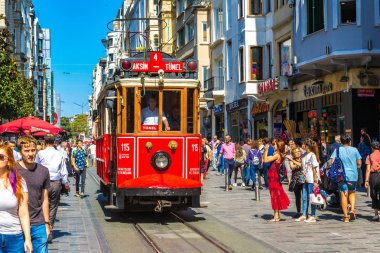 Istanbul, Türkiye - 14 Mayıs: Retro tramvay Istanbul, Türkiye'de Taksim Istiklal Caddesi'nde bir yaz günü