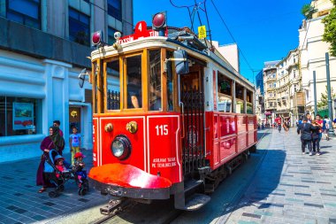 Istanbul, Türkiye - 14 Mayıs: Retro tramvay Istanbul, Türkiye'de Taksim Istiklal Caddesi'nde bir yaz günü