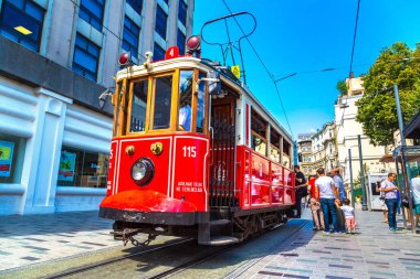 Istanbul, Türkiye - 14 Mayıs: Retro tramvay Istanbul, Türkiye'de Taksim Istiklal Caddesi'nde bir yaz günü