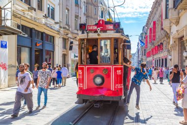 Istanbul, Türkiye - 14 Mayıs: Retro tramvay Istanbul, Türkiye'de Taksim Istiklal Caddesi'nde bir yaz günü