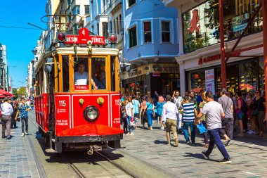 Istanbul, Türkiye - 14 Mayıs: Retro tramvay Istanbul, Türkiye'de Taksim Istiklal Caddesi'nde bir yaz günü