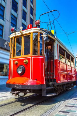 Bir yaz günü Istanbul, Türkiye'de Taksim Istiklal Caddesi'ndeki tramvay Retro