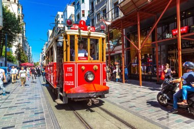 Istanbul, Türkiye - 14 Mayıs: Retro tramvay Istanbul, Türkiye'de Taksim Istiklal Caddesi'nde bir yaz günü