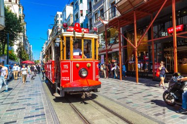 Istanbul, Türkiye - 14 Mayıs: Retro tramvay Istanbul, Türkiye'de Taksim Istiklal Caddesi'nde bir yaz günü