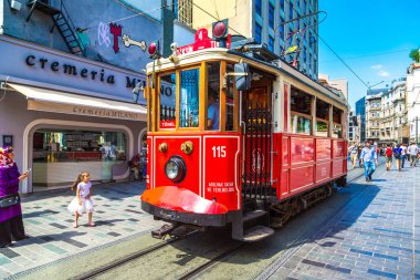 Istanbul, Türkiye - 14 Mayıs: Retro tramvay Istanbul, Türkiye'de Taksim Istiklal Caddesi'nde bir yaz günü