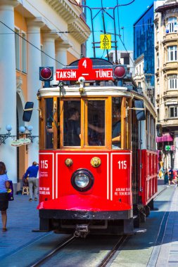 Istanbul, Türkiye - 14 Mayıs: Retro tramvay Istanbul, Türkiye'de Taksim Istiklal Caddesi'nde bir yaz günü