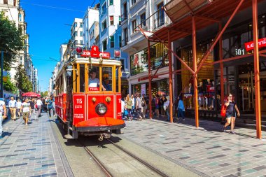 Istanbul, Türkiye - 14 Mayıs: Retro tramvay Istanbul, Türkiye'de Taksim Istiklal Caddesi'nde bir yaz günü