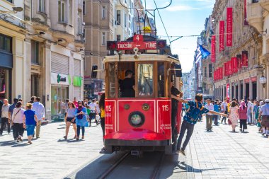 Istanbul, Türkiye - 14 Mayıs: Retro tramvay Istanbul, Türkiye'de Taksim Istiklal Caddesi'nde bir yaz günü