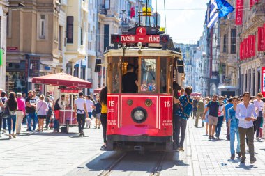 Istanbul, Türkiye - 14 Mayıs: Retro tramvay Istanbul, Türkiye'de Taksim Istiklal Caddesi'nde bir yaz günü