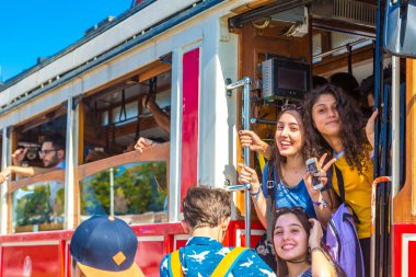 Istanbul, Türkiye - 14 Mayıs: Retro tramvay Istanbul, Türkiye'de Taksim Istiklal Caddesi'nde bir yaz günü