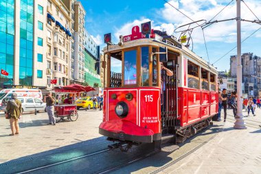 Istanbul, Türkiye - 14 Mayıs: Retro tramvay Istanbul, Türkiye'de Taksim Istiklal Caddesi'nde bir yaz günü