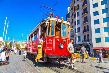 Istanbul, Türkiye - 14 Mayıs: Retro tramvay Istanbul, Türkiye'de Taksim Istiklal Caddesi'nde bir yaz günü