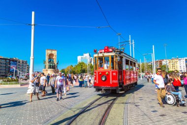 Istanbul, Türkiye - 14 Mayıs: Retro tramvay Istanbul, Türkiye'de Taksim Istiklal Caddesi'nde bir yaz günü