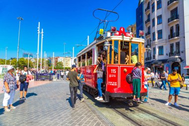 Istanbul, Türkiye - 14 Mayıs: Retro tramvay Istanbul, Türkiye'de Taksim Istiklal Caddesi'nde bir yaz günü