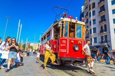 Istanbul, Türkiye - 14 Mayıs: Retro tramvay Istanbul, Türkiye'de Taksim Istiklal Caddesi'nde bir yaz günü