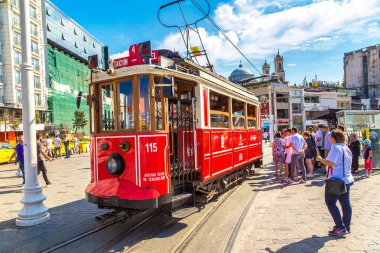 Istanbul, Türkiye - 14 Mayıs: Retro tramvay Istanbul, Türkiye'de Taksim Istiklal Caddesi'nde bir yaz günü
