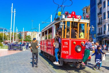 Istanbul, Türkiye - 14 Mayıs: Retro tramvay Istanbul, Türkiye'de Taksim Istiklal Caddesi'nde bir yaz günü