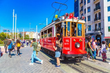 Istanbul, Türkiye - 14 Mayıs: Retro tramvay Istanbul, Türkiye'de Taksim Istiklal Caddesi'nde bir yaz günü