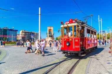 Istanbul, Türkiye - 14 Mayıs: Retro tramvay Istanbul, Türkiye'de Taksim Istiklal Caddesi'nde bir yaz günü