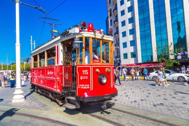 Istanbul, Türkiye - 14 Mayıs: Retro tramvay Istanbul, Türkiye'de Taksim Istiklal Caddesi'nde bir yaz günü