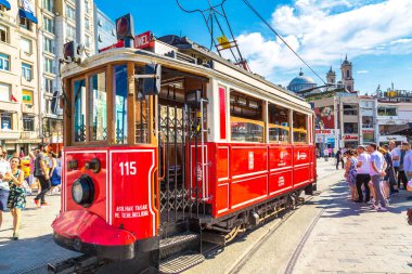 Istanbul, Türkiye - 14 Mayıs: Retro tramvay Istanbul, Türkiye'de Taksim Istiklal Caddesi'nde bir yaz günü