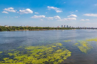 Güzel yaz günü Dnieper Nehri Kiev, Ukrayna